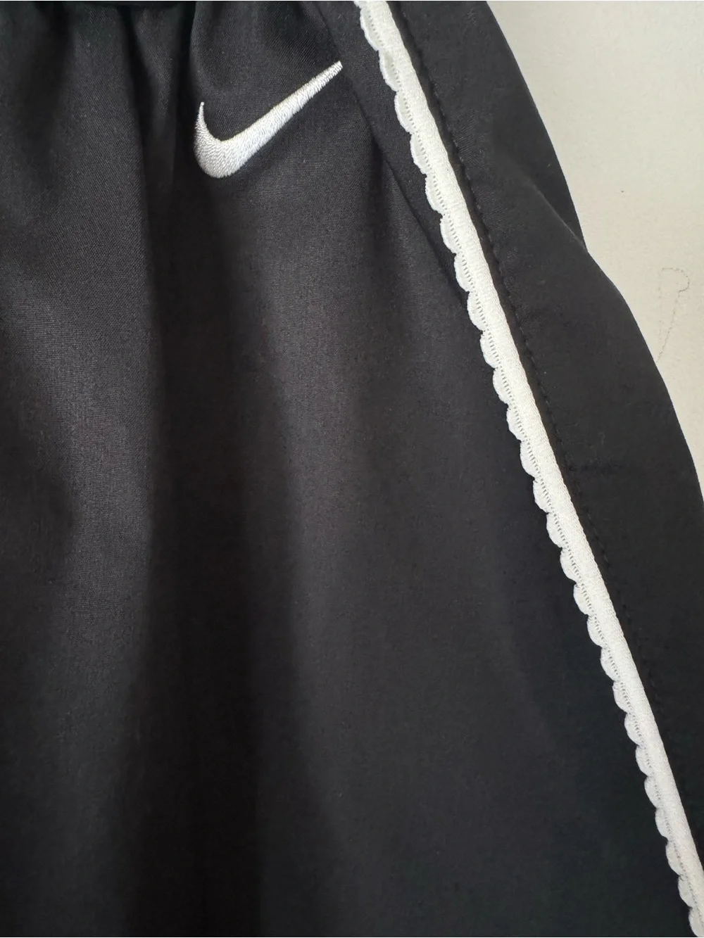 Nike Women's Sportswear Mid-Rise Scalloped-Trim Poplin Skirt - Black/Off-White